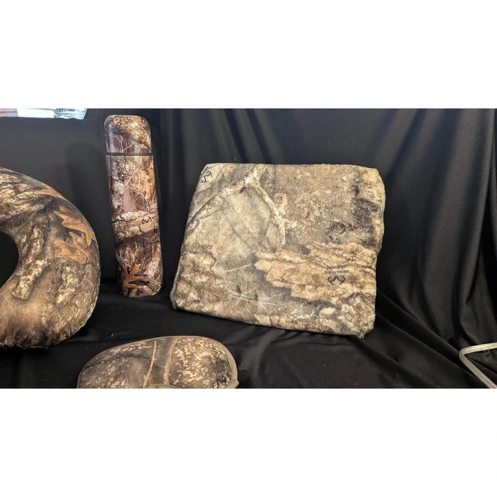 Realtree APX Comfort Set Neck Pillow‎ eye mask, throw blanket and thermos